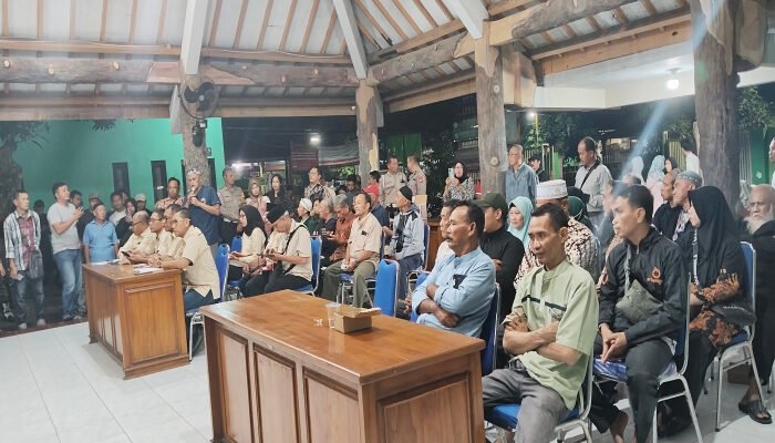 Pertemuan Rapat Dibalai Desa Sidokerto Warga Memilih Walk Out