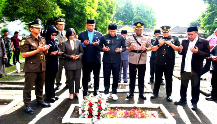 Peringati Harjasda ke 166 Plt. Bupati Sidoarjo Tabur Bunga