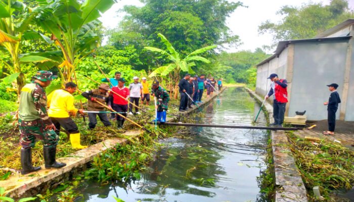 Kerja Bakti Rutin Pemkab Sidoarjo Ajak Bersihkan Sampah Sungai