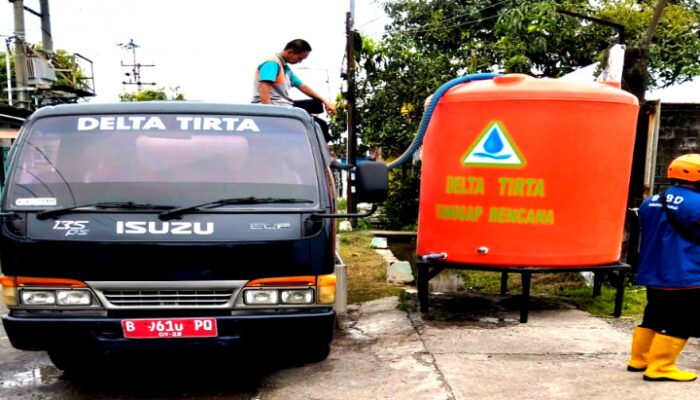 Perumda Sidoarjo Berikan Air Bersih Bagi Warga Terdampak Banjir