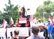 LPM dan warga Desa Banjar Kemantren datangi Kejari Sidoarjo