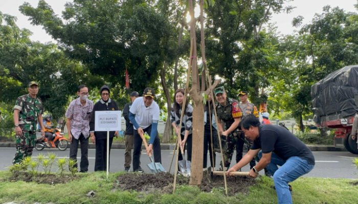 Mitra Keluarga Jatim Ciptakan Penghijauan Kota di Program CSR