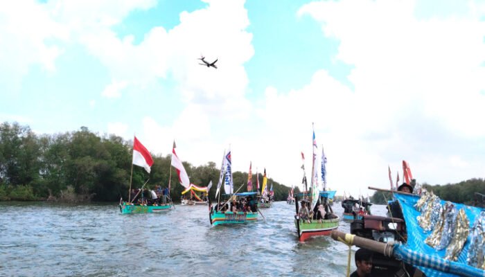 Seratus Lebih Perahu Nelayan Iringi Petik Laut di Banjarkemuning