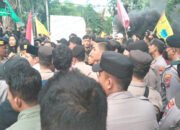 Borong Dua Isu Ratusan Mahasiswa Ngluruk Kantor DPRD Sidoarjo