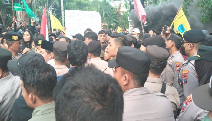 Borong Dua Isu Ratusan Mahasiswa Ngluruk Kantor DPRD Sidoarjo