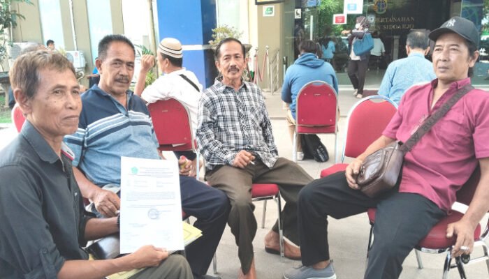 Datangi Kantor BPN Warga Candinegoro Serius Lengkapi Data