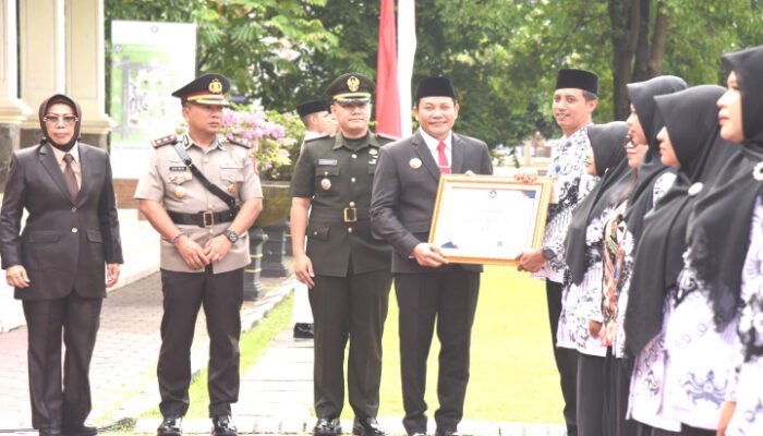 Hardiknas Bupati Subandi Beri Penghargaan Pada Guru dan Siswa