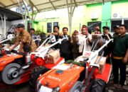 Kelompok Tani Sidoarjo Dapat Bantuan 15 Handtraktor dan Alsintan