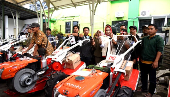 Kelompok Tani Sidoarjo Dapat Bantuan 15 Handtraktor dan Alsintan