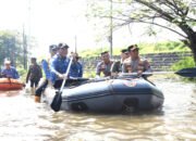 Pakai Perahu Karet, Bupati Subandi Susuri Banjir di Porong
