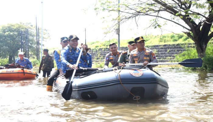Pakai Perahu Karet, Bupati Subandi Susuri Banjir di Porong