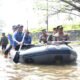 Pakai Perahu Karet, Bupati Subandi Susuri Banjir di Porong