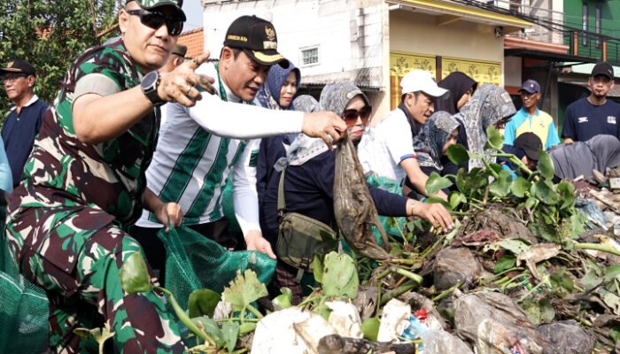Bupati Subandi Bersama Ratusan Orang Bersihkan Sampah Sungai