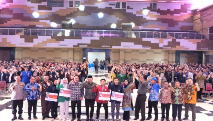 Pemkab Sidoarjo Serahkan Beasiswa Pendidikan 2.007 Mahasiswa