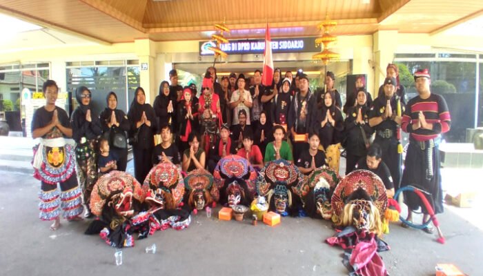 Ritual dan Orasi, Aksi Budaya Warnai Gedung DPRD Sidoarjo