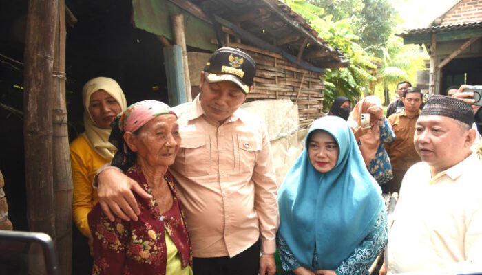 Dua Warga Kurang Mampu Bupati Subandi Bantu Rehab Rumah