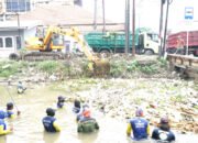 Pemkab Sidoarjo Rutin Bersihkan Sungai Kanal Porong