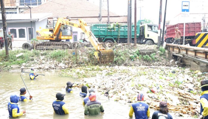 Pemkab Sidoarjo Rutin Bersihkan Sungai Kanal Porong