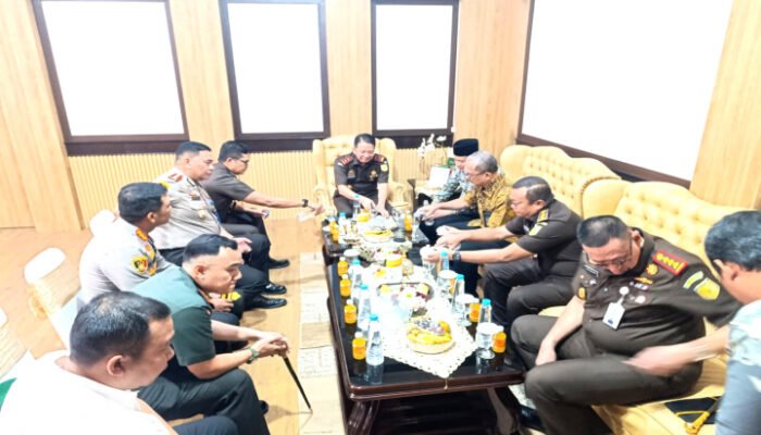 Kalapas Sidoarjo Hadiri Kunjungan Kajati Jatim di Kejari Sidoarjo