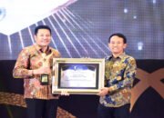 Bupati Terima Penghargaan dari Radar Surabaya Award 2025