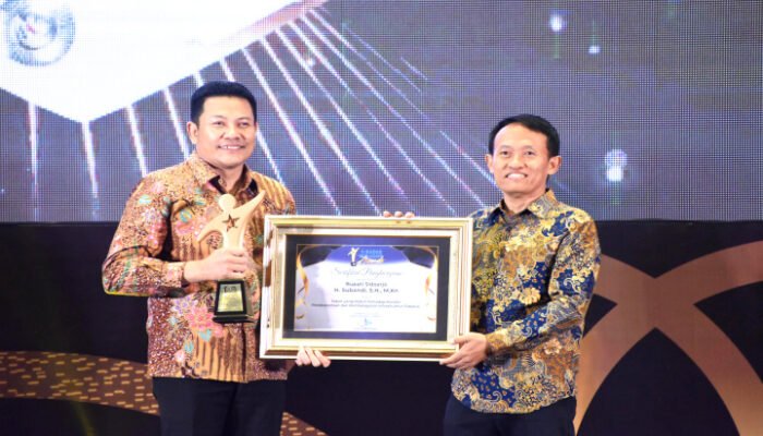 Bupati Terima Penghargaan dari Radar Surabaya Award 2025