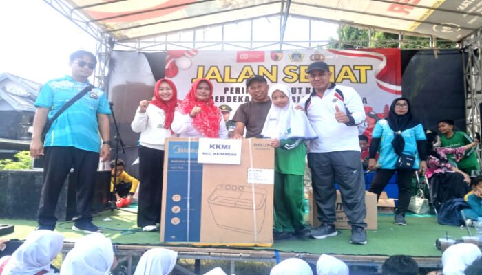 BRI Unit Kedamean Bersama Instansi Kecamatan Gelar Jalan Sehat