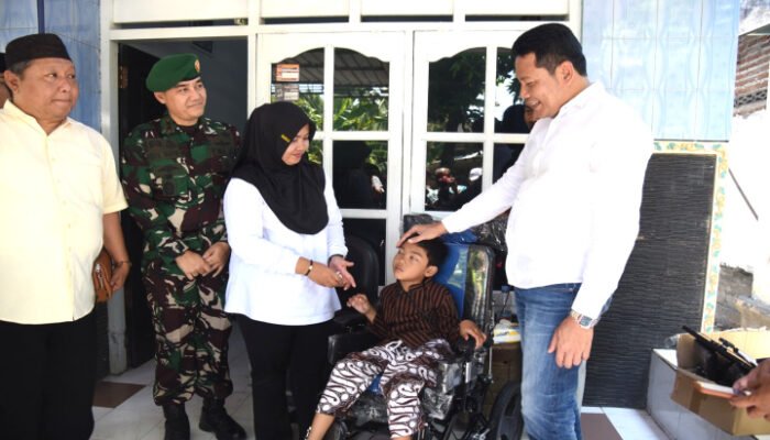 Tiga Warga Dapat Bantuan Kursi Roda Dari Bupati Sidoarjo