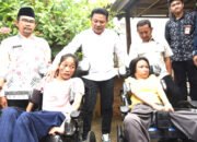 Bupati Sidoarjo Serahkan Bantuan Dua Kursi Roda Sekaligus