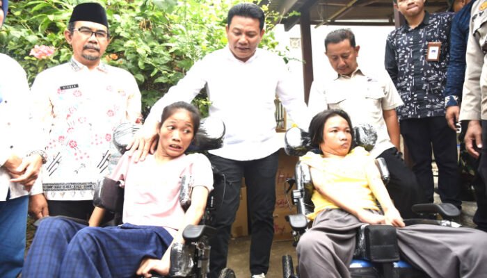 Bupati Sidoarjo Serahkan Bantuan Dua Kursi Roda Sekaligus