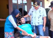 Bupati Serahkan Bantuan Kursi Roda untuk Warga Disabilitas