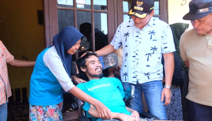 Bupati Serahkan Bantuan Kursi Roda untuk Warga Disabilitas