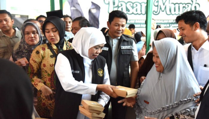 Kembali Bupati Dampingi Gubernur Jatim Tinjau Pasar Murah