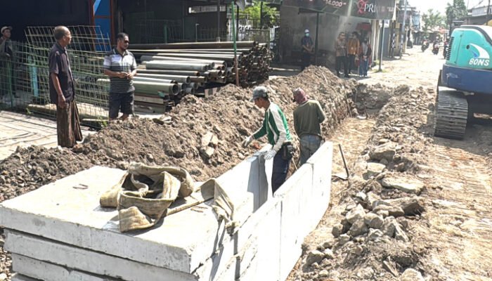 Pemkab Sidoarjo Kebut Betonisasi Ruas Jalan Kureksari Waru