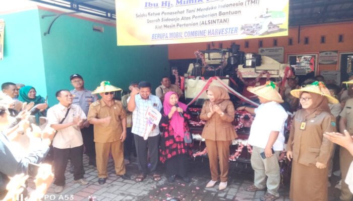 Wabup Sidoarjo Serahkan Bantuan Combine Harvester di Sukodono