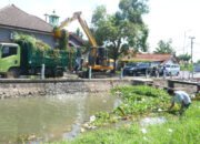 Pemkab Sidoarjo Bersihkan Sampah di Saringan Mengetan Kanal