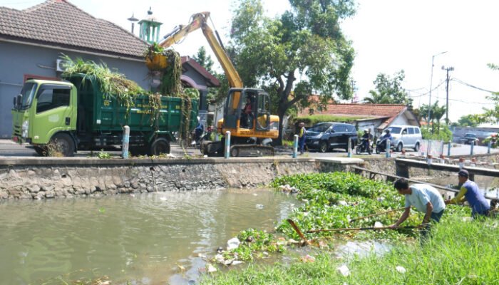 Pemkab Sidoarjo Bersihkan Sampah di Saringan Mengetan Kanal