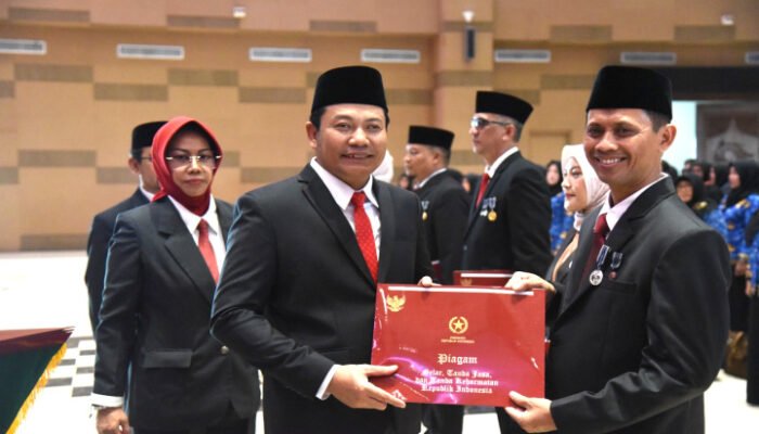 Bupati Serahkan Tanda Kehormatan Satyalancana Karya Satya