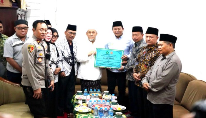 Bupati Subandi Serahkan Donasi Para ASN ke Pesantren Al-Khoziny