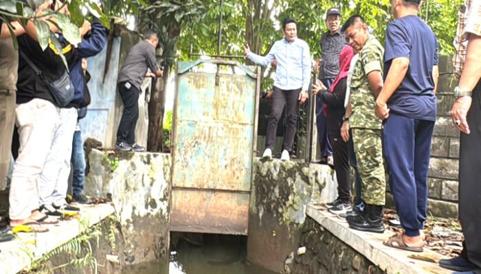 Saat Sidak Banjir, Bupati Sidoarjo Temukan Pompa Air Yang Rusak