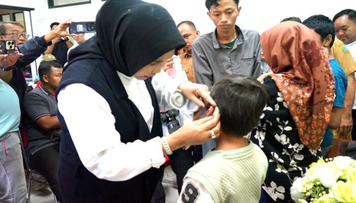 Wabup Sidoarjo Serahkan Alat Bantu Dengar Pada 27 Tuna Rungu