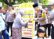 Jumat Berkah Polsek Taman Sidoarjo Bagikan Makanan Gratis