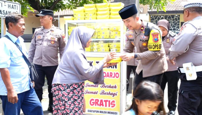 Jumat Berkah Polsek Taman Sidoarjo Bagikan Makanan Gratis