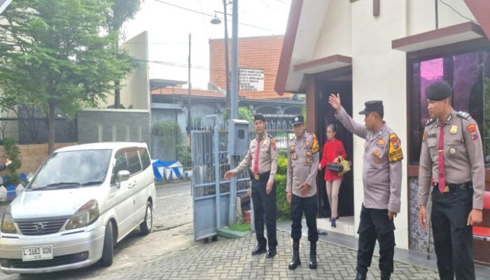 Jelang Nataru Bhabinkamtibmas Tropodo Perkuat Keamanan