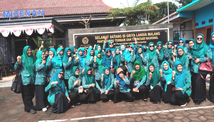 Sentuhan Hari Ibu, PKK RW 08 Kebonagung Peduli Dengan Lansia