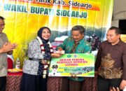Wabup Sidoarjo Serahkan Bantuan Alsintan Pada Petani Desa Tarik