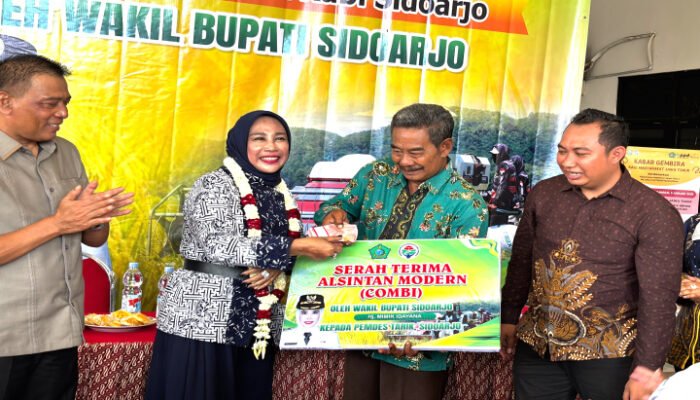 Wabup Sidoarjo Serahkan Bantuan Alsintan Pada Petani Desa Tarik