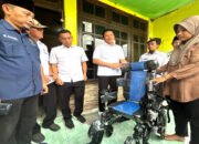 Bupati Sidoarjo Serahkan Kursi Roda Kepada Warga Prambon