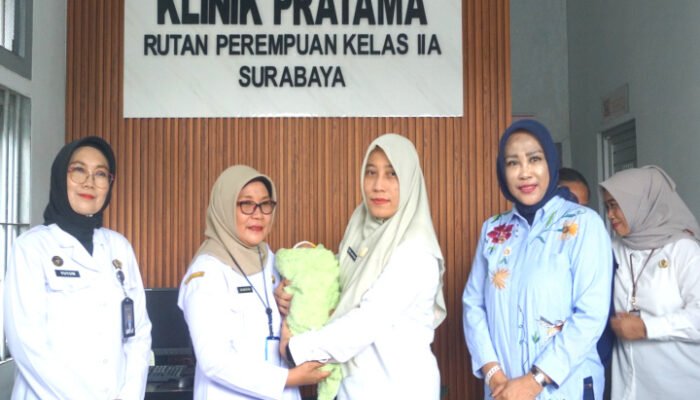 Wabup Terima Penyerahan Bayi Ditinggal Wafat Ibunya Dirutan