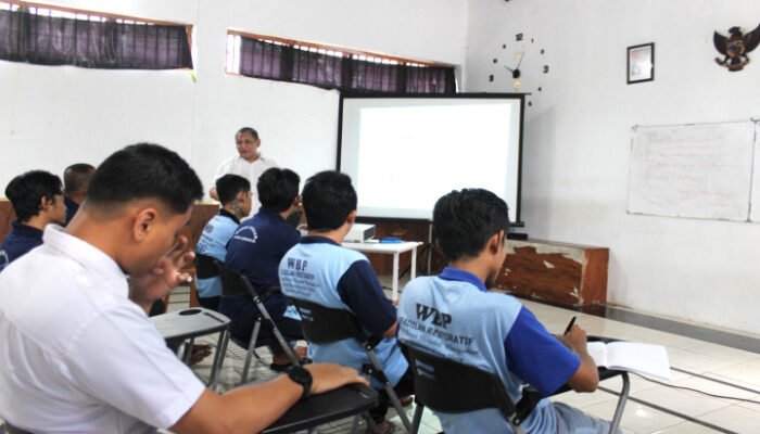 Warga Binaan Lapas Sidoarjo Ikuti Program Kejar Paket.