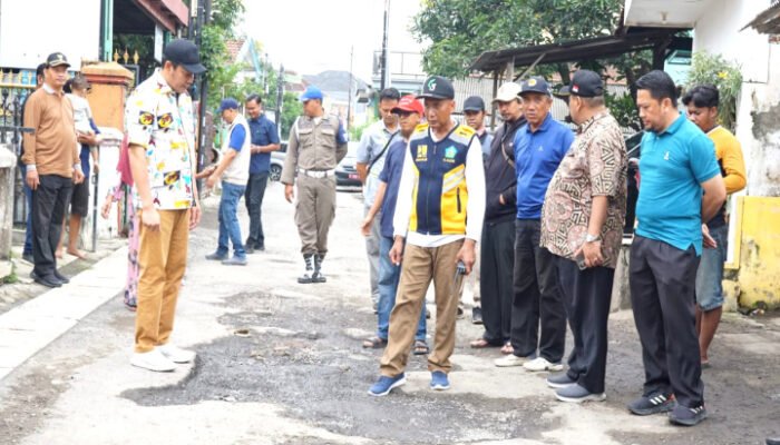 Bupati Sidoarjo  Memastikan Perbaikan Jalan Berjalan Maksimal